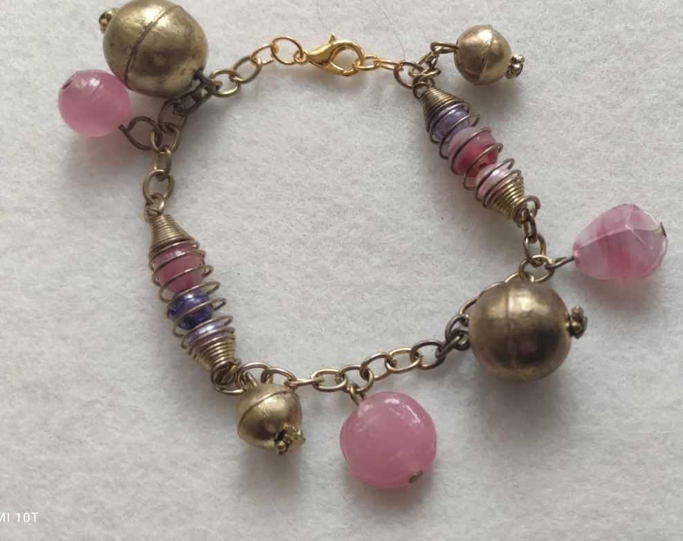 Bracelet en métal et perles rose