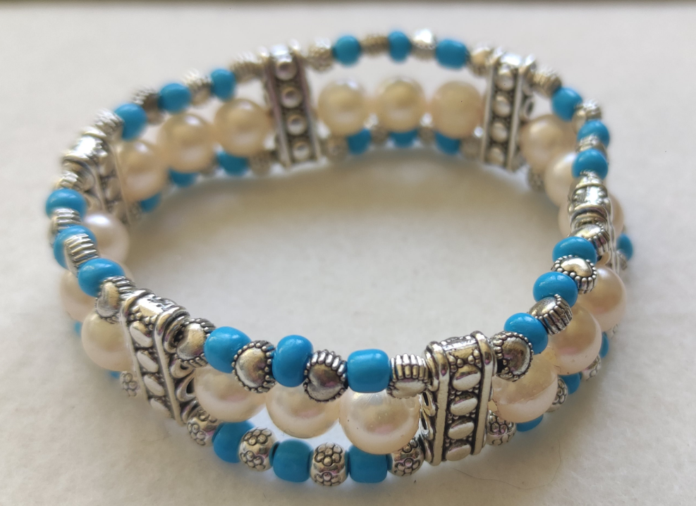 Bracelet en métal et perles blanches