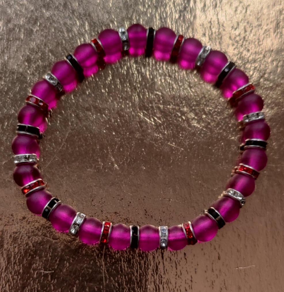 Bracelet en perles de verre rose fuchsia