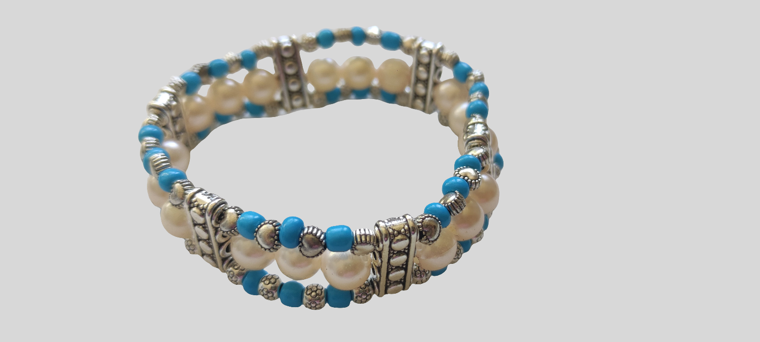 Bracelet en métal et perles blanches