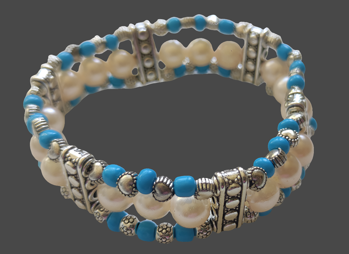 Bracelet en métal et perles blanches