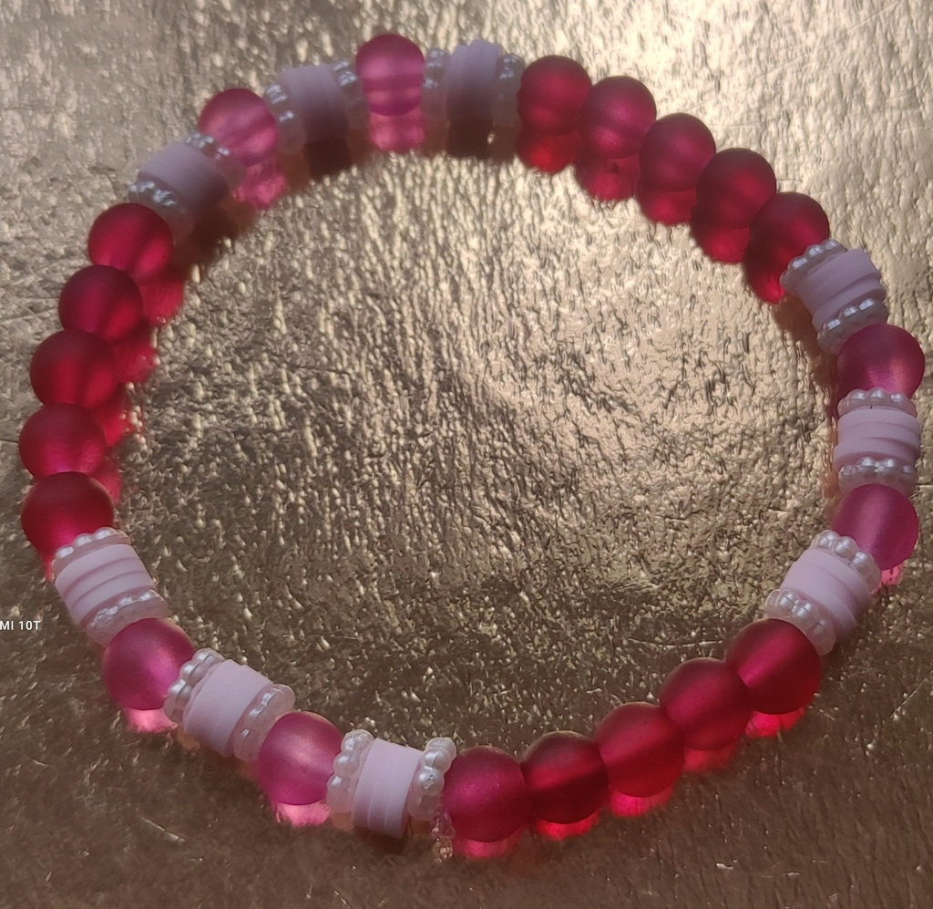 Bracelet en perles de verre rouge avec perles d'espacement rose