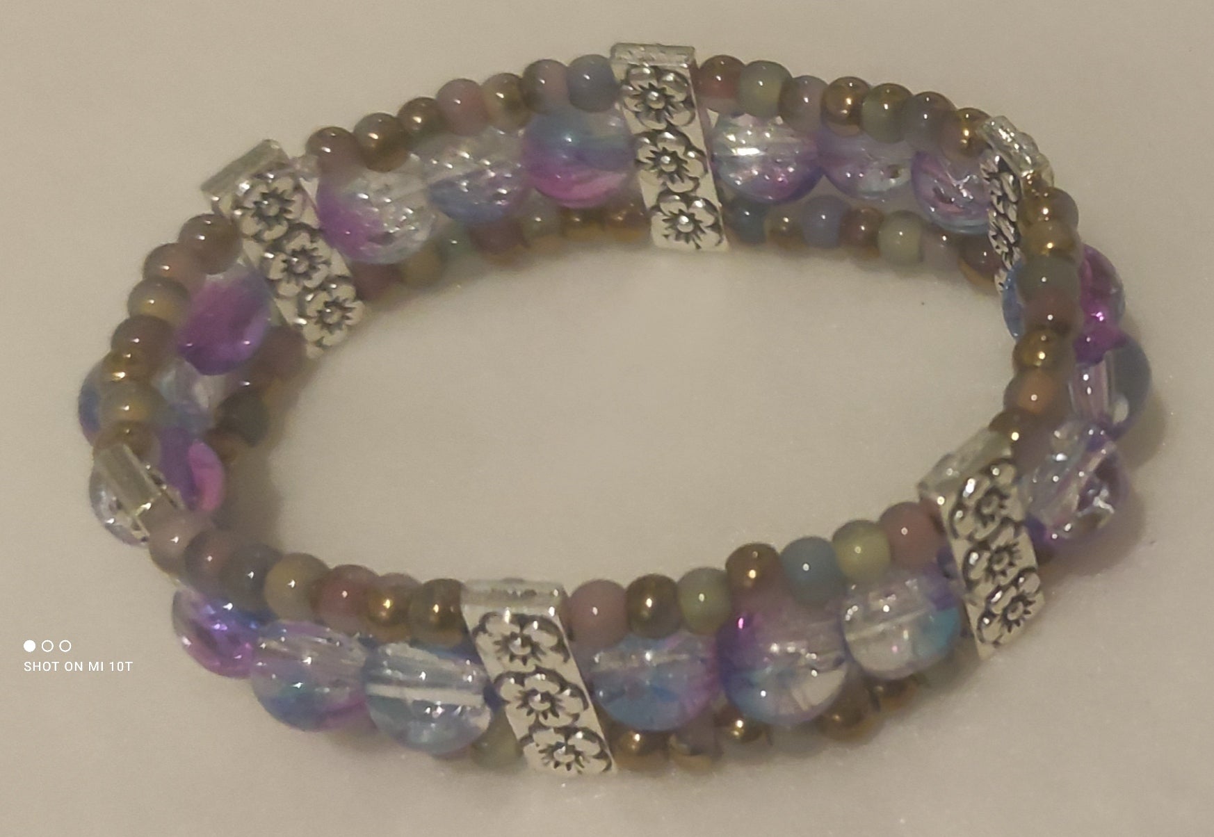 Bracelet en métal et perles de verre couleur galaxie