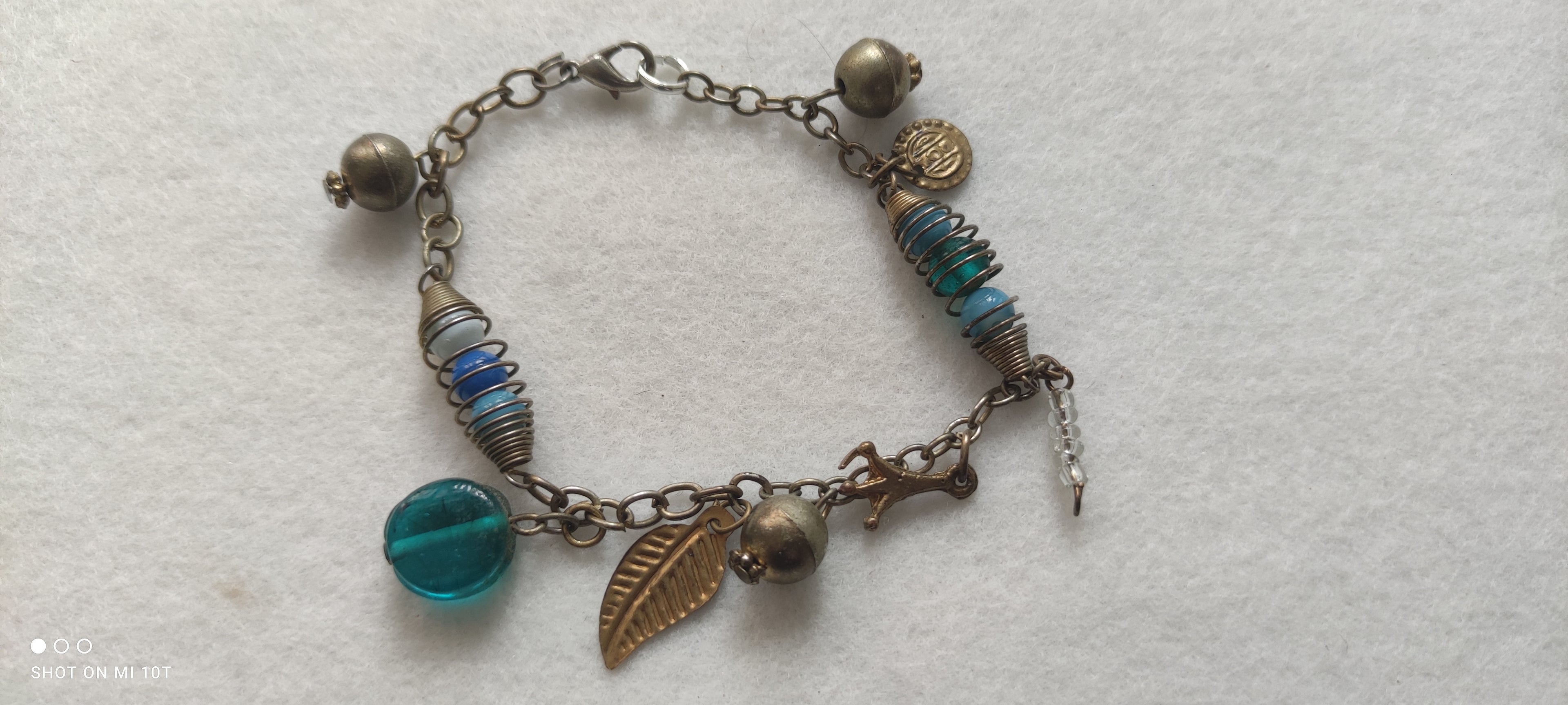 Bracelet en métal et perles en  verre
