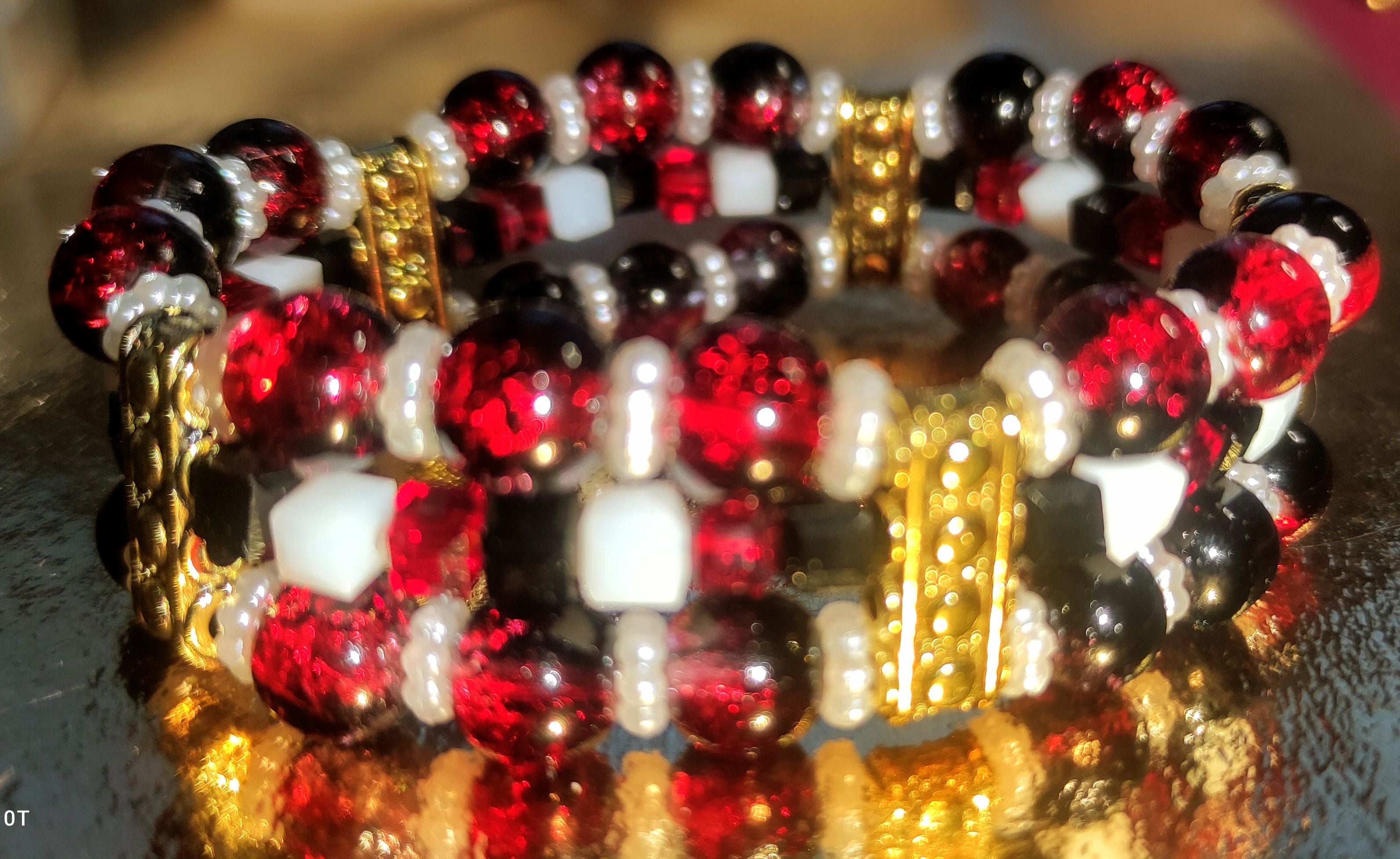 Bracelet en perles de verre rouge et noir