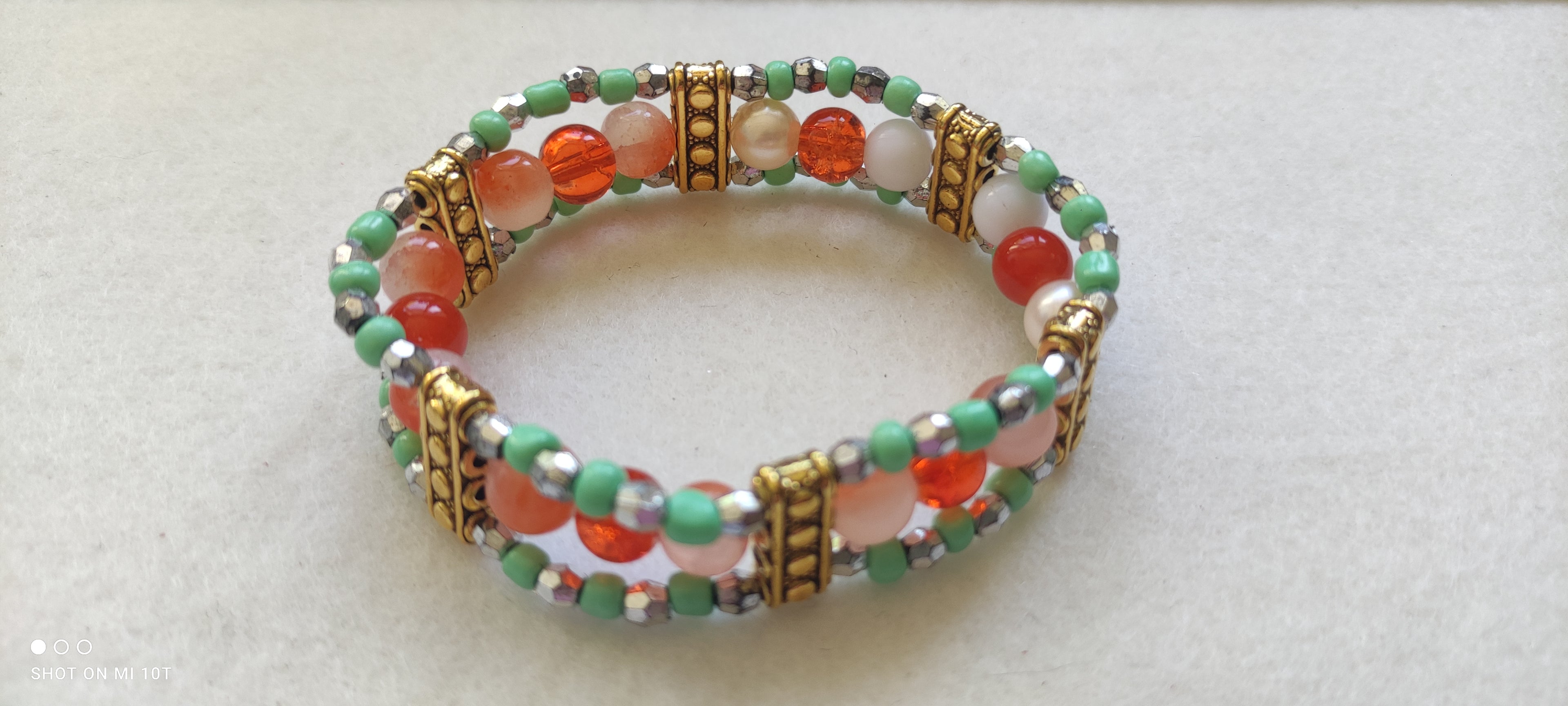 Bracelet en métal et perles de verre