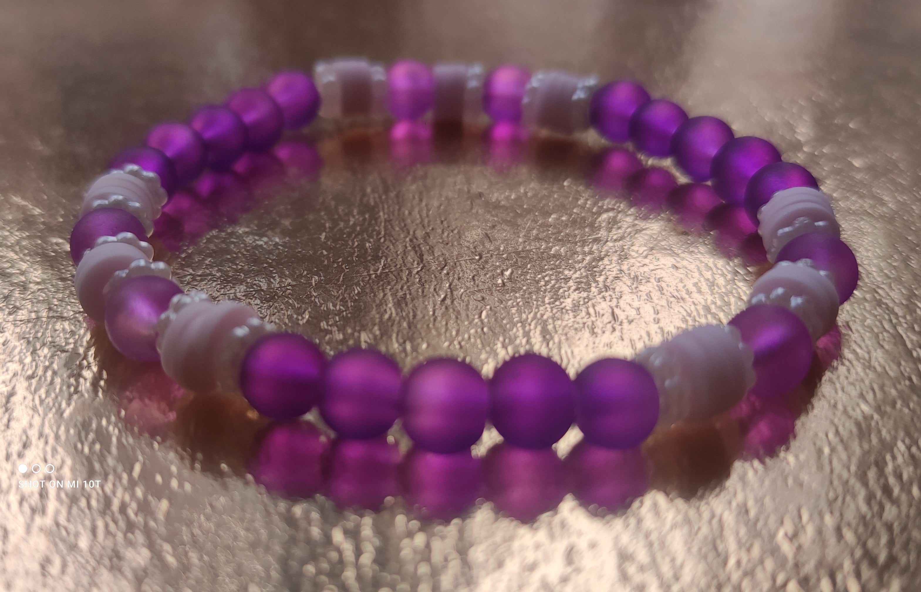 Bracelet en perles de verre violet avec perles d'espacement rose