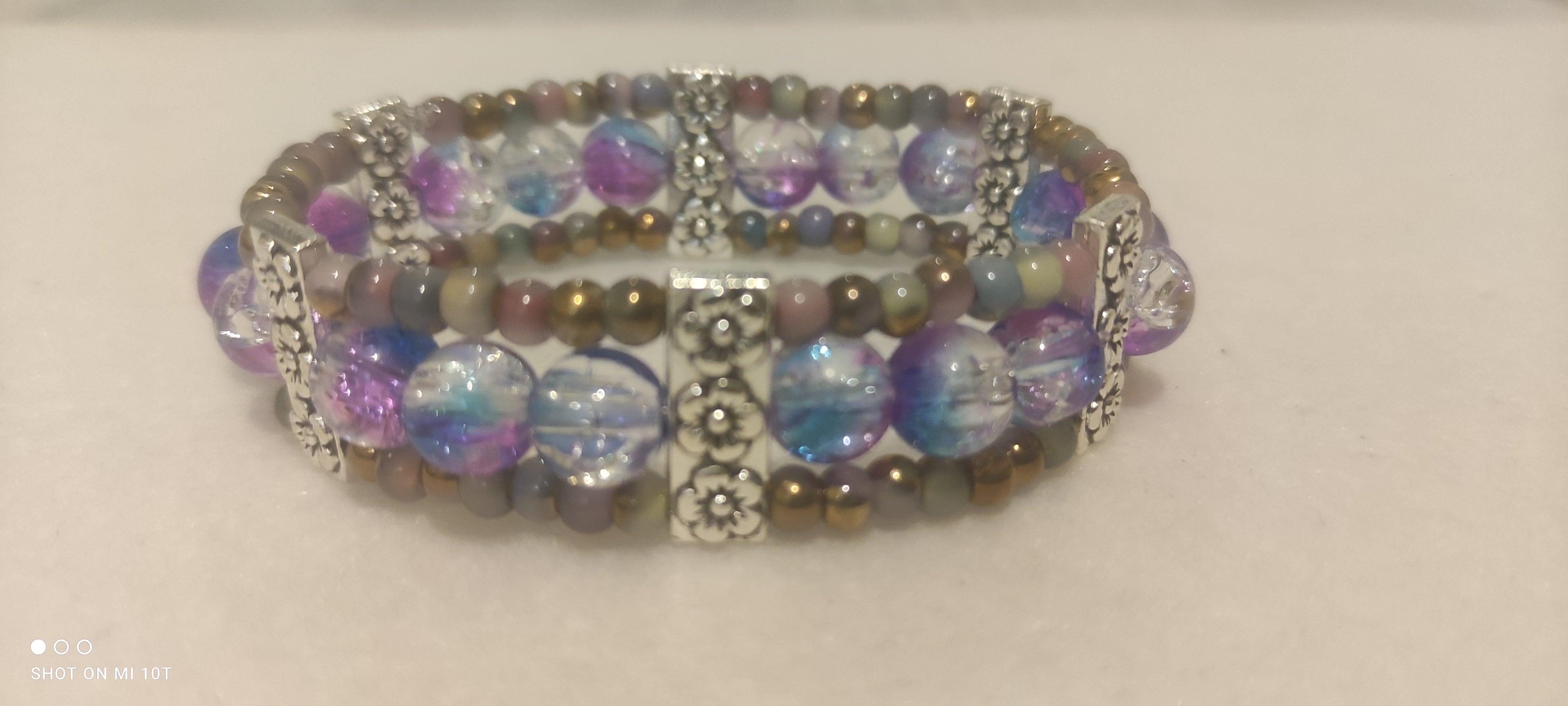 Bracelet en métal et perles de verre couleur galaxie