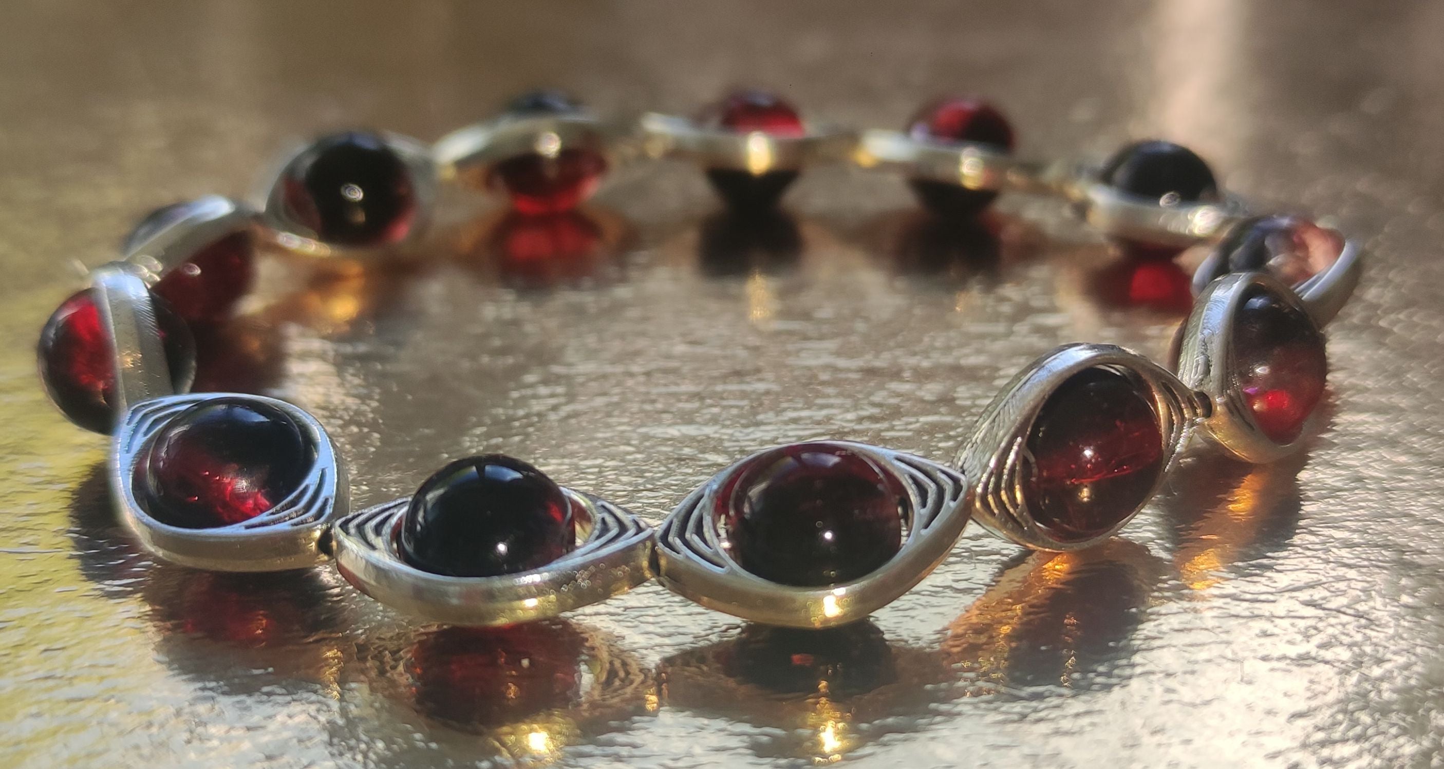 Bracelet en perles de verre rouge et noir