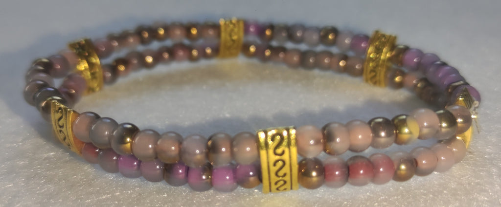 Bracelet en perles de verre rose doré avec écarteur en métal