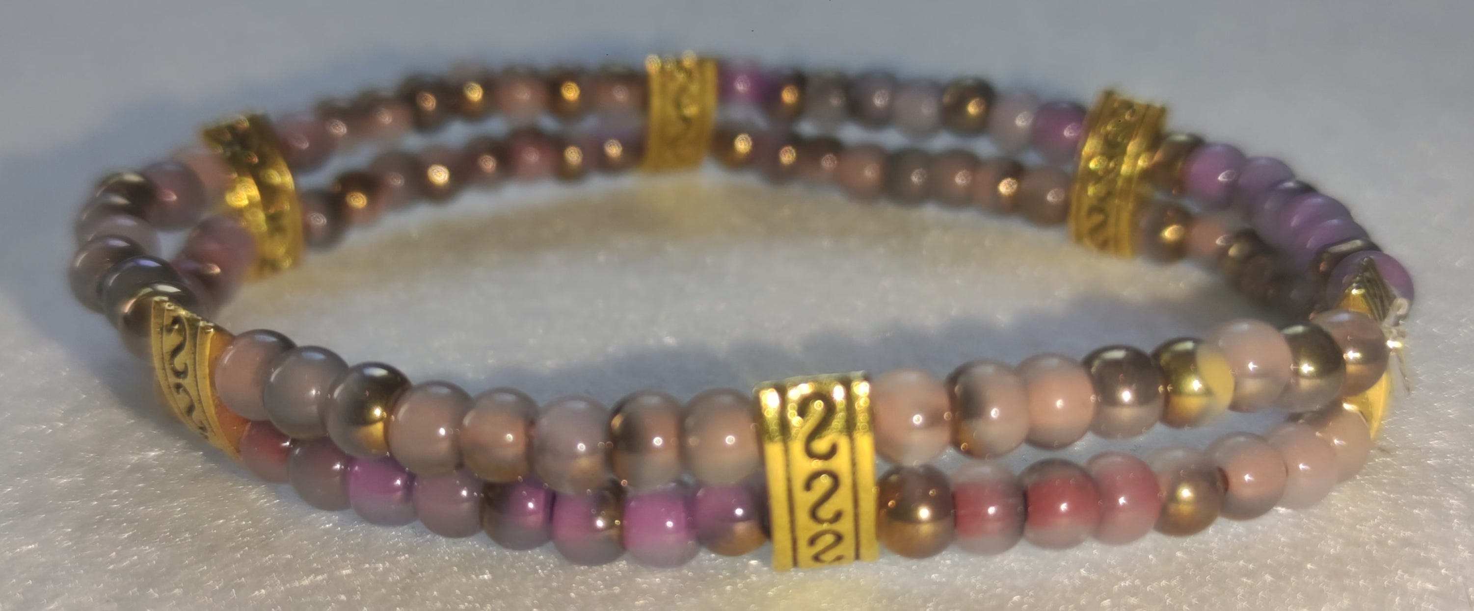 Bracelet en perles de verre rose doré avec écarteur en métal