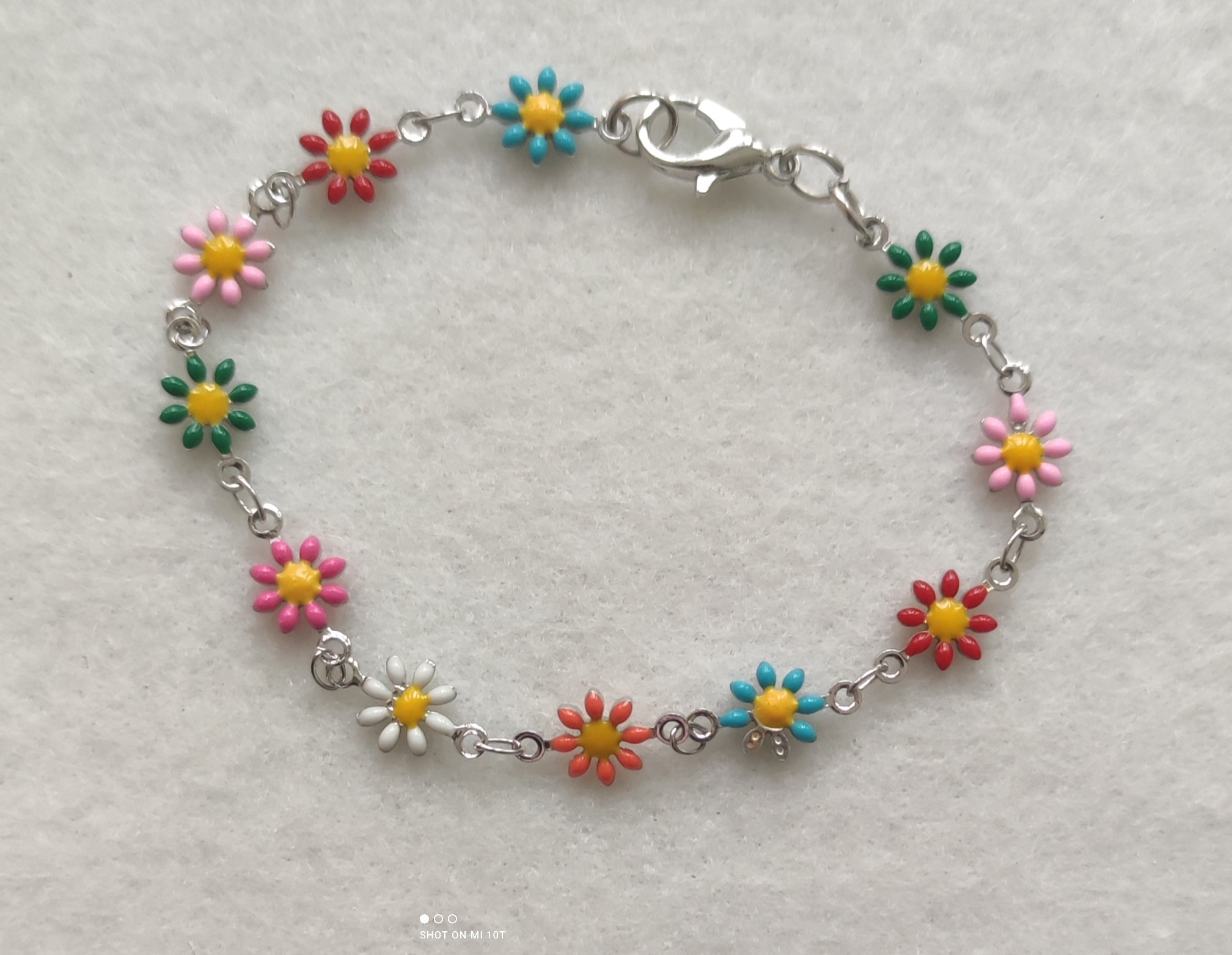 Bracelet en métal motif fleurs