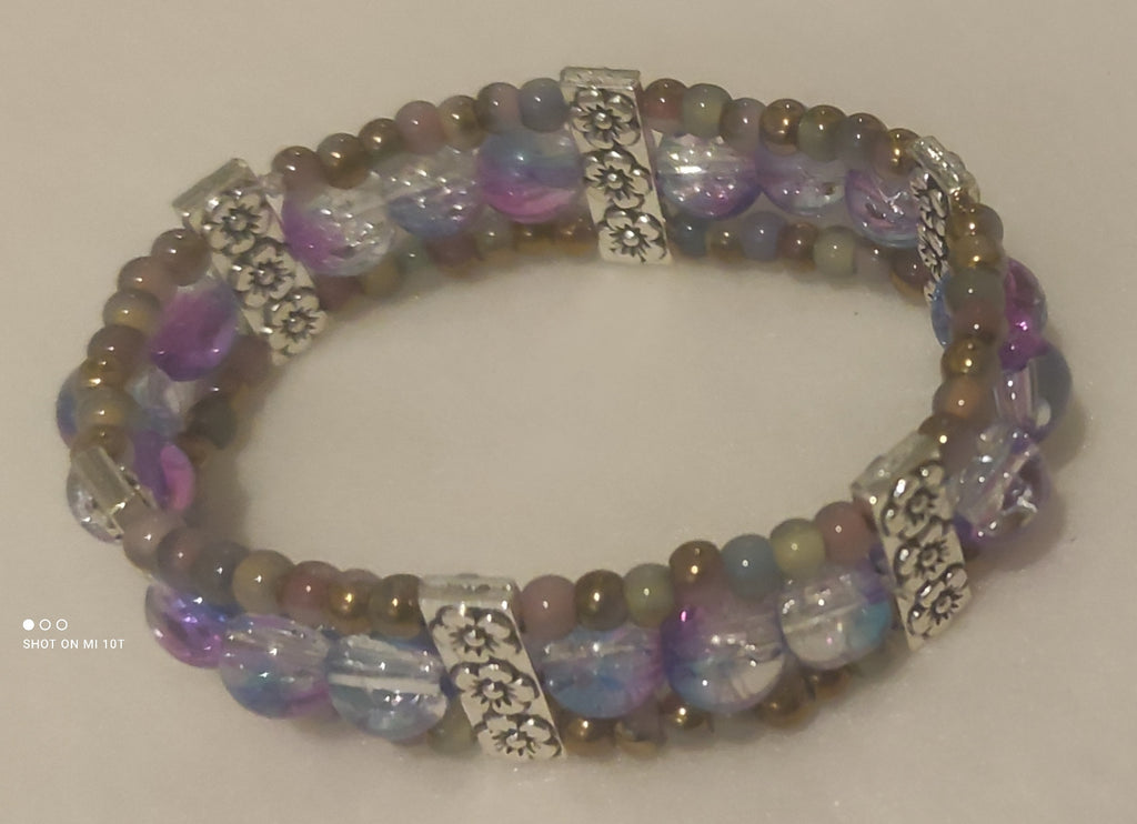 Bracelet en métal et perles de verre couleur galaxie