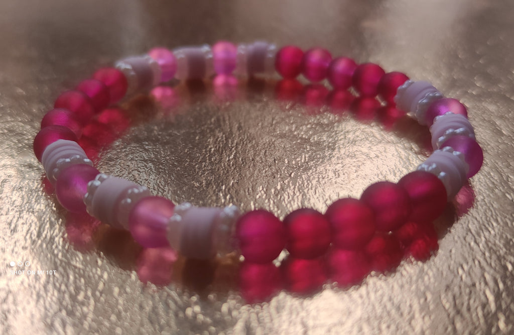 Bracelet en perles de verre rouge avec perles d'espacement rose