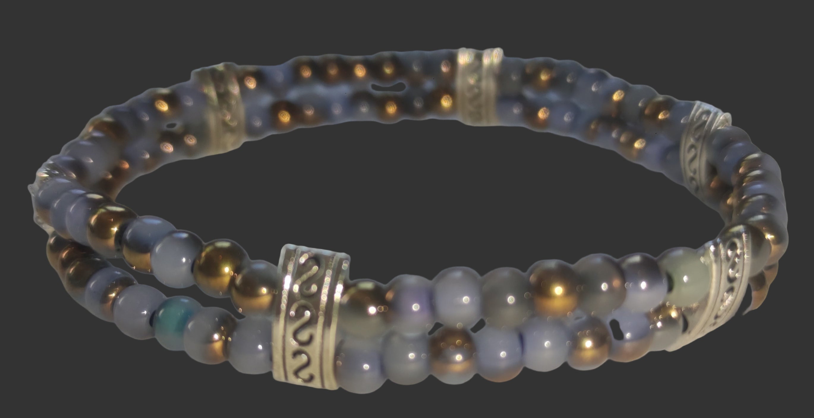 Bracelet en perles de verre gris doré avec écarteur en métal