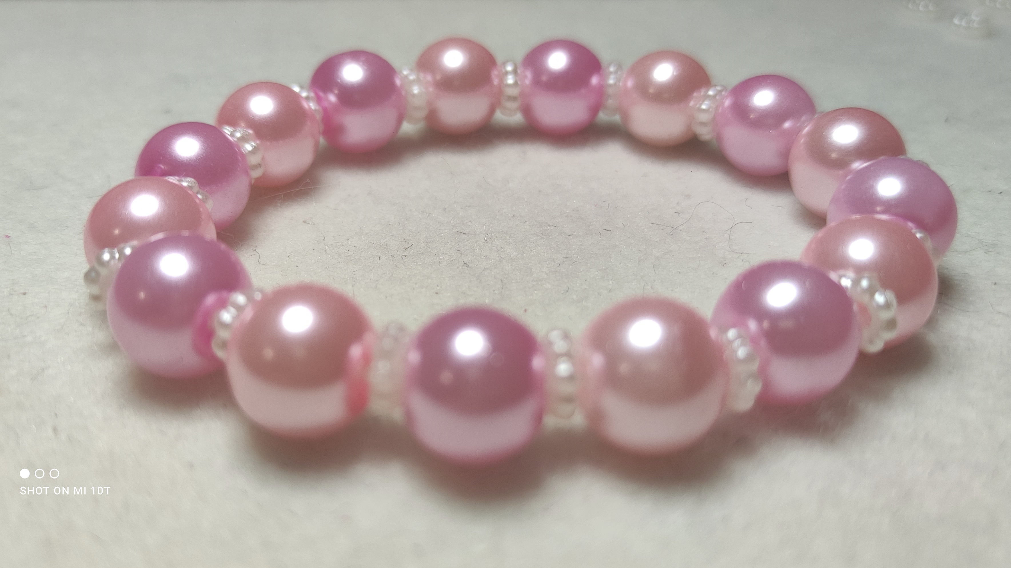 Bracelet en perles de verre rose bonbon avec des perles d'espacement