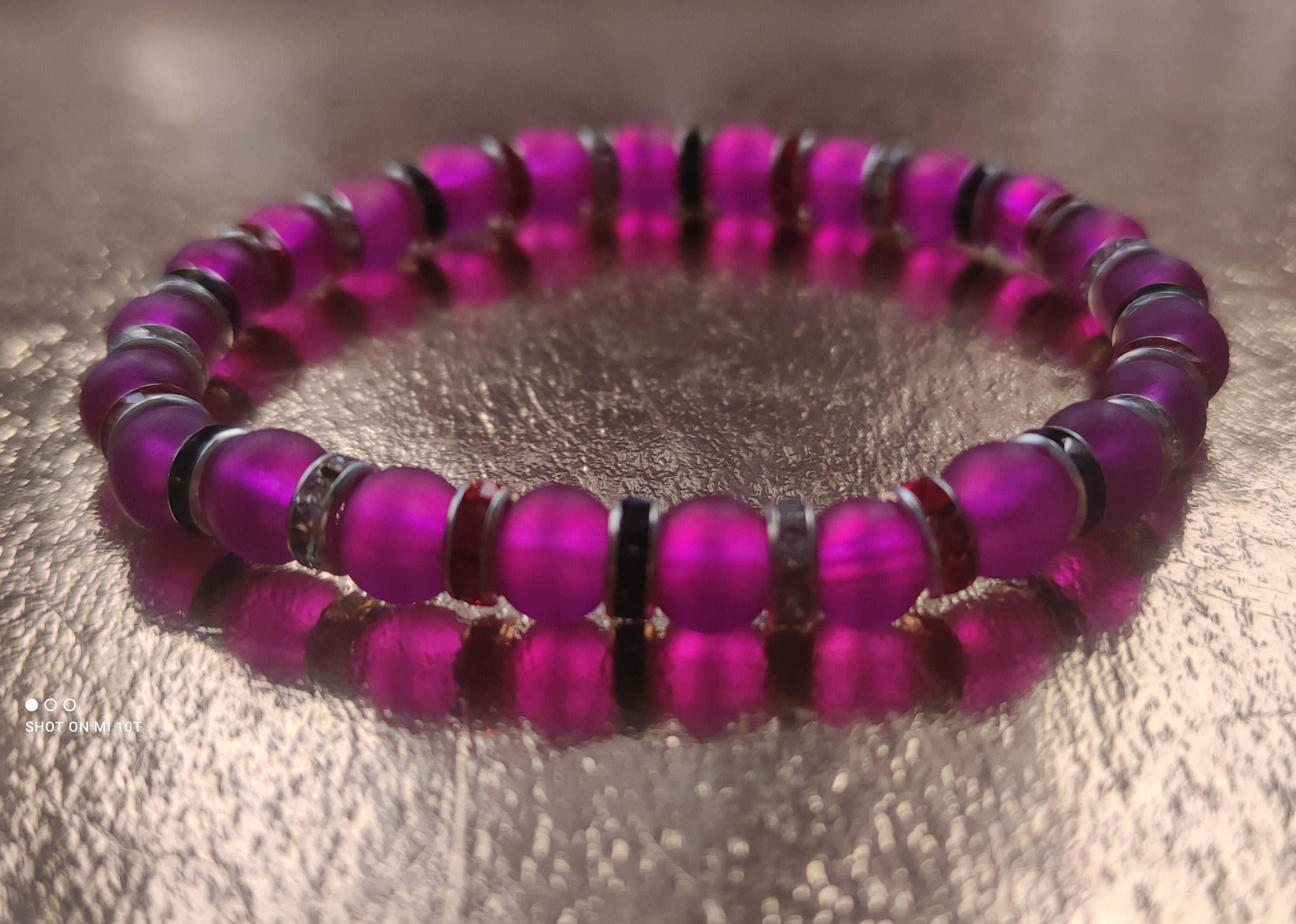 Bracelet en perles de verre rose fuchsia